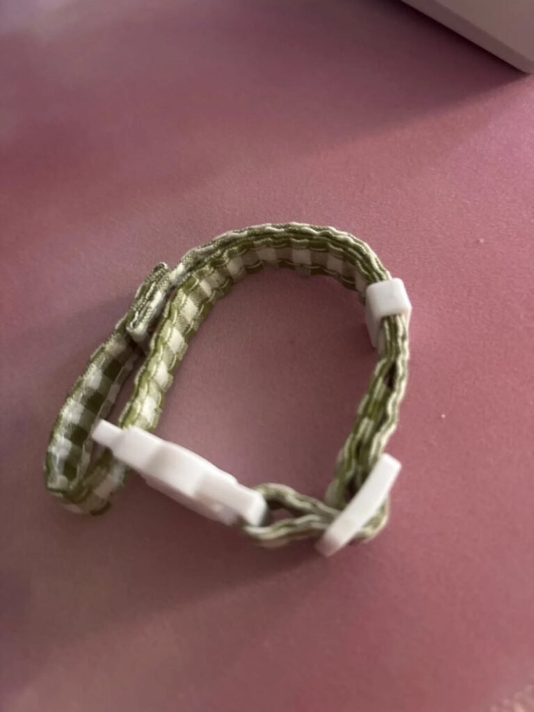 Photo client du collier à carreaux pour chat
