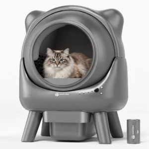 Bac à litière autonettoyant fermé gris sur fond blanc, avec un chat à l'intérieur