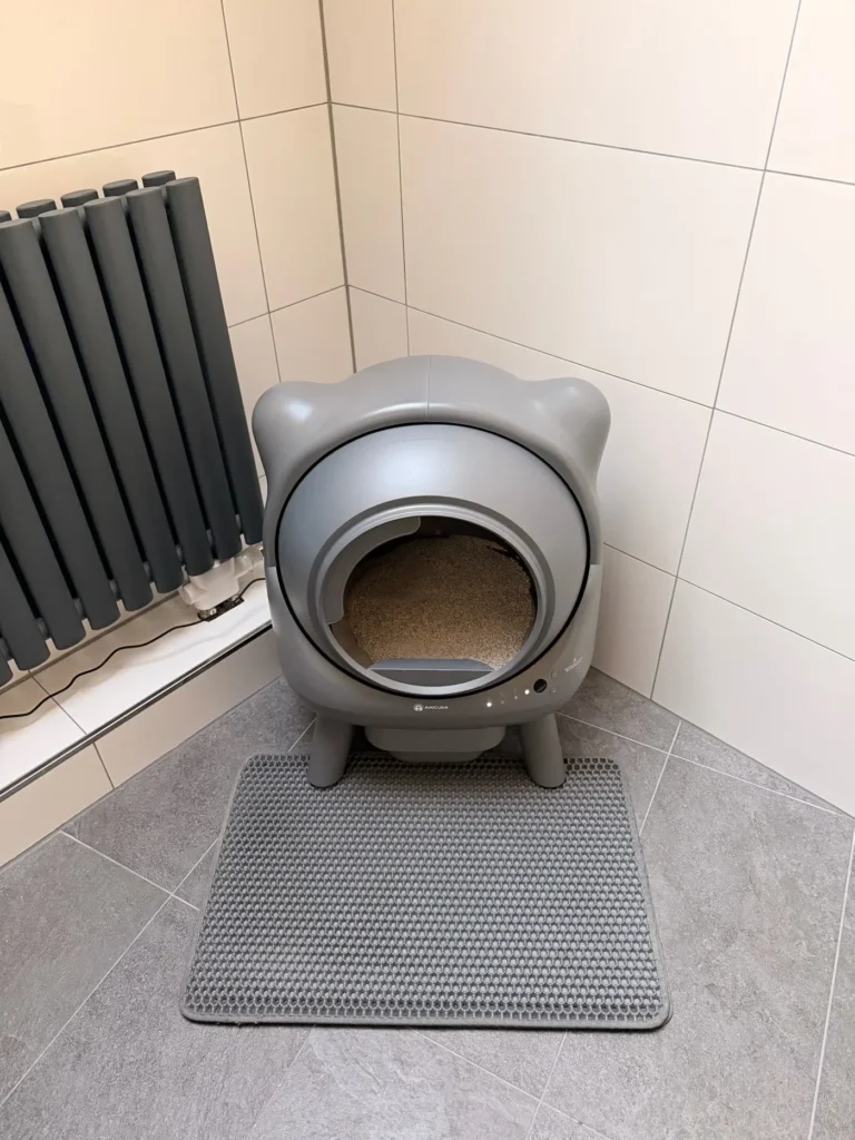 Photo d'un acheteur montrant le bac à litière autonettoyant installé chez lui