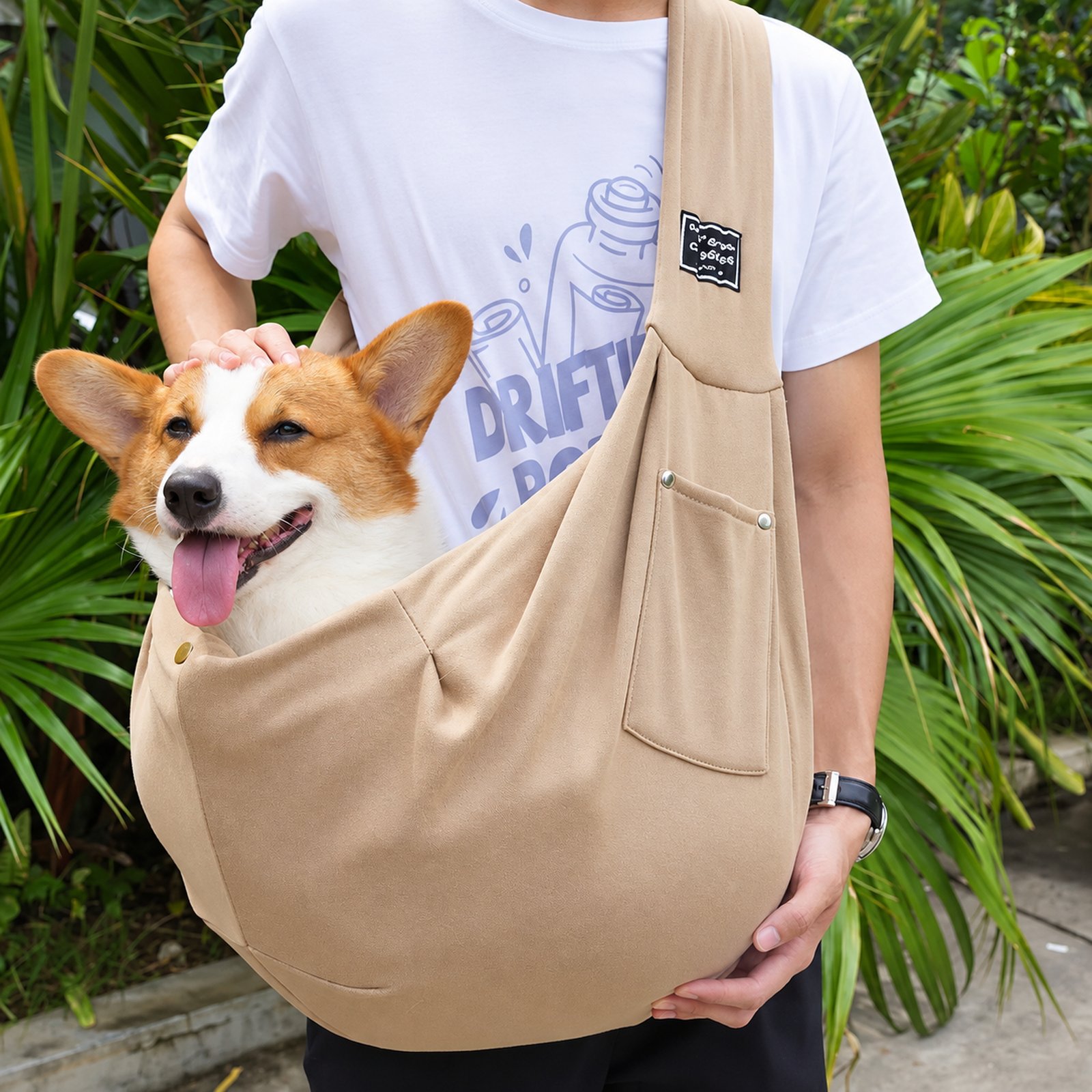 Sac bandoulière kaki avec petit chien en promenade